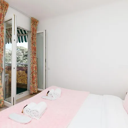 Alexandra Yourhosthelper