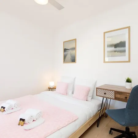 Alexandra Yourhosthelper