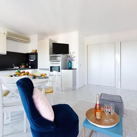 Alexandra Yourhosthelper *