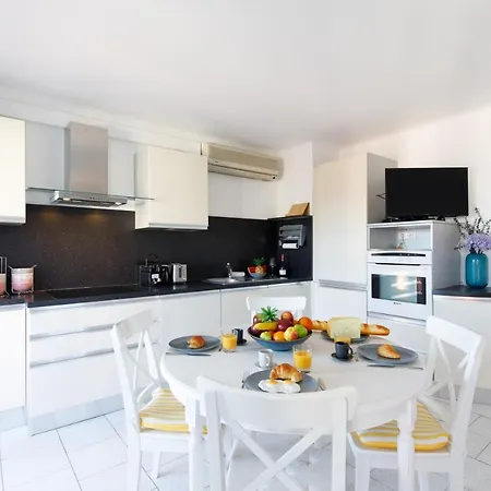 Alexandra Yourhosthelper *