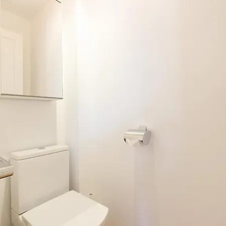 Alexandra Yourhosthelper 戛纳