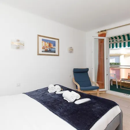 Alexandra Yourhosthelper 戛纳