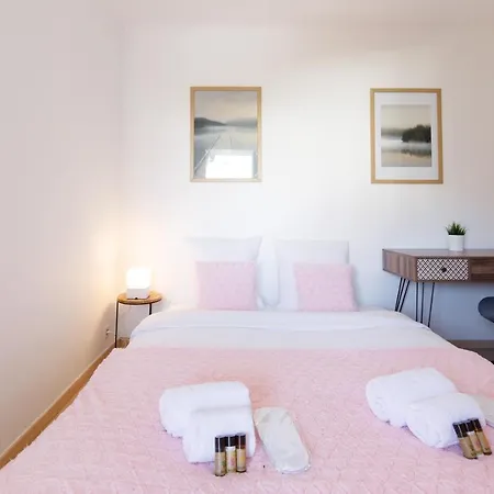 Alexandra Yourhosthelper *